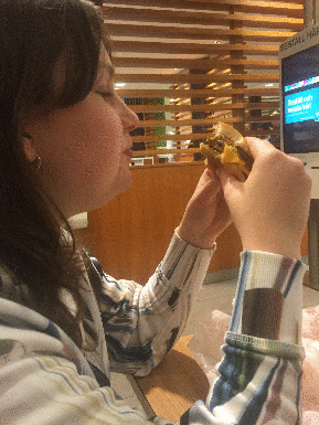 Kajsa mit einem hamburger